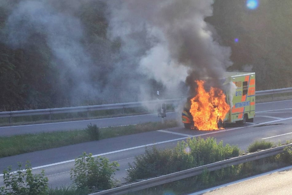 Sanitäterin sieht Qualm, dann geht Rettungswagen in Flammen auf