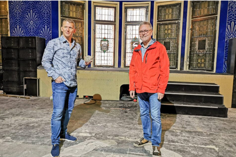Parkhotel-Inhaber Jens Ewald (l.) und Michael Böttger präsentierten 2020 die wiederentdeckten Fenster.