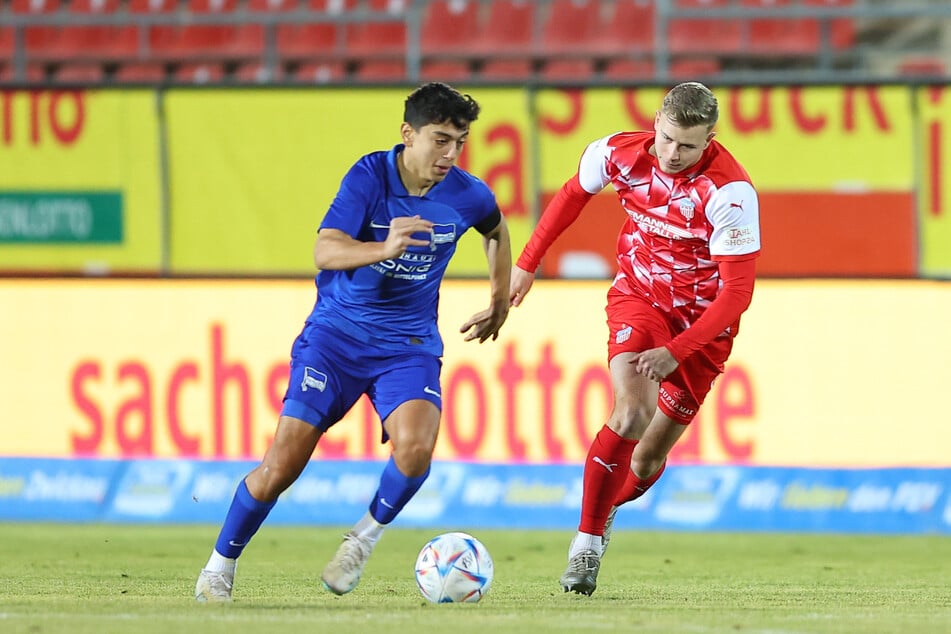 Auch der offensivstarke Linksverteidiger Eliyas Strasner (20, l.) soll künftig bei den Hertha-Profis eine größere Rolle spielen.