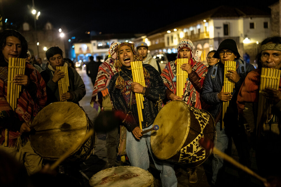 Musiker spielen traditionelle Musik während einer Demo in Cusco.