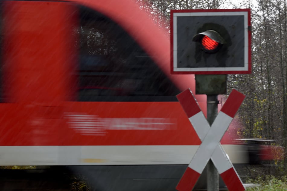 Ein 74-Jähriger wollte offenbar die gesperrten Bahngleise überqueren, als ein Zug sich näherte. Der Senior wurde tödlich verletzt. (Symbolfoto)
