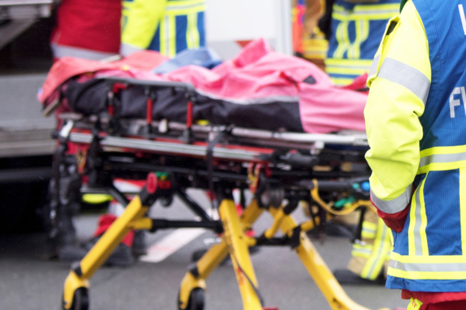 Fahranfänger (18) kommt auf die Gegenfahrbahn! Drei Menschen schwer verletzt