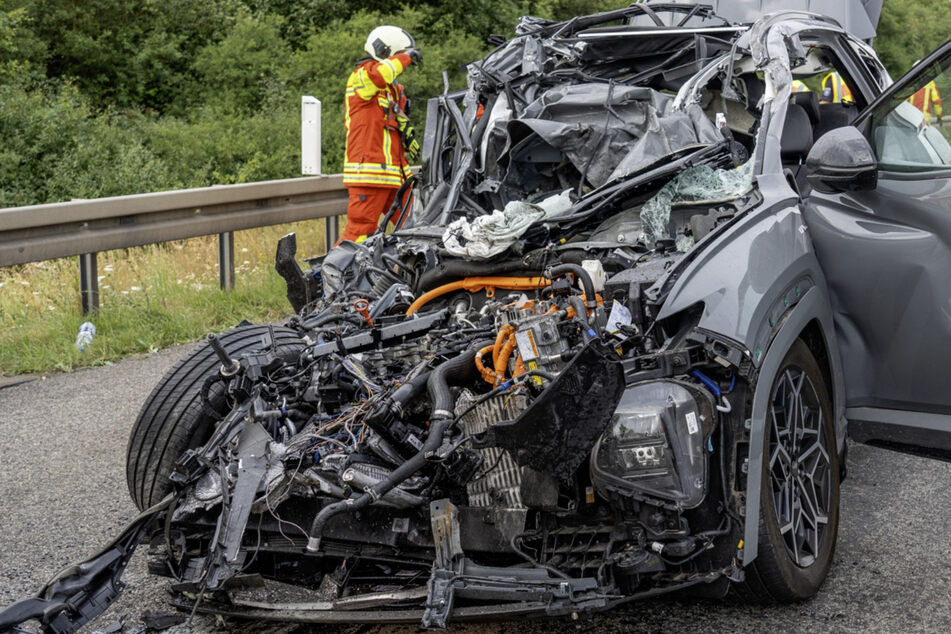Unfall A4: Auto kracht auf A4 in Lastwagen: 24-Jähriger schwerst verletzt