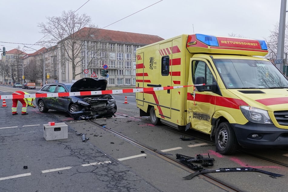Bei dem Unfall wurden die Insassen beider Fahrzeuge leicht verletzt.