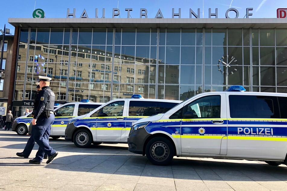 Die Polizei ist an großen Bahnhöfen wie dem Kölner Hauptbahnhof immer zur Stelle, um Konfliktsituationen zu lösen.