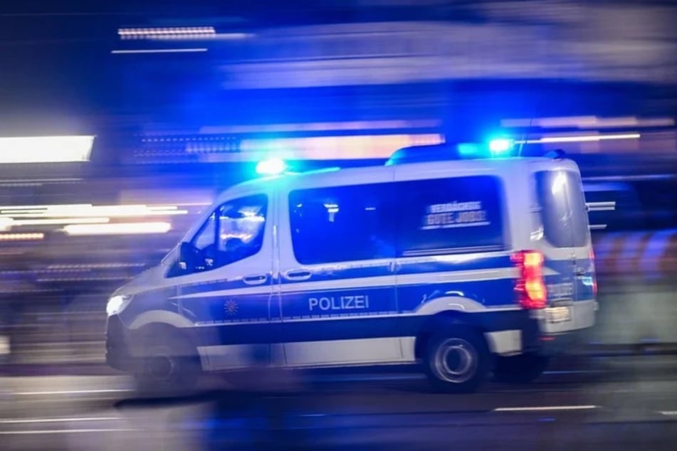Berlin: Nothammer-Attacke auf offener Straße: Brutalo-Duo raubt Mann aus