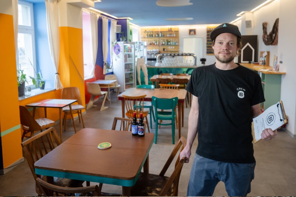 Josef Šmída (40) betriebt das tschechische Bierlokal U Brambory weiter, muss aber mehr Miete zahlen.