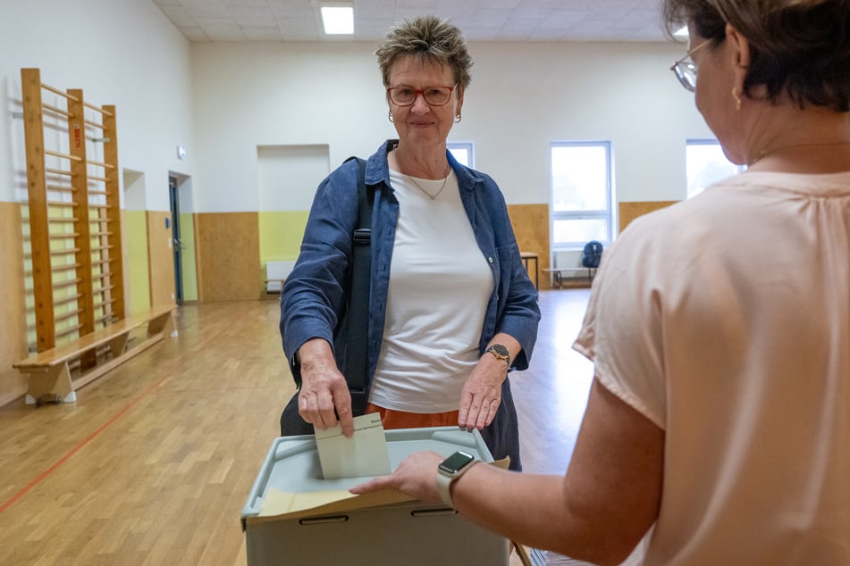 Sabine Zimmermann (63) vom Bündnis Sahra Wagenknecht in ihrem Wahllokal in Werdau.