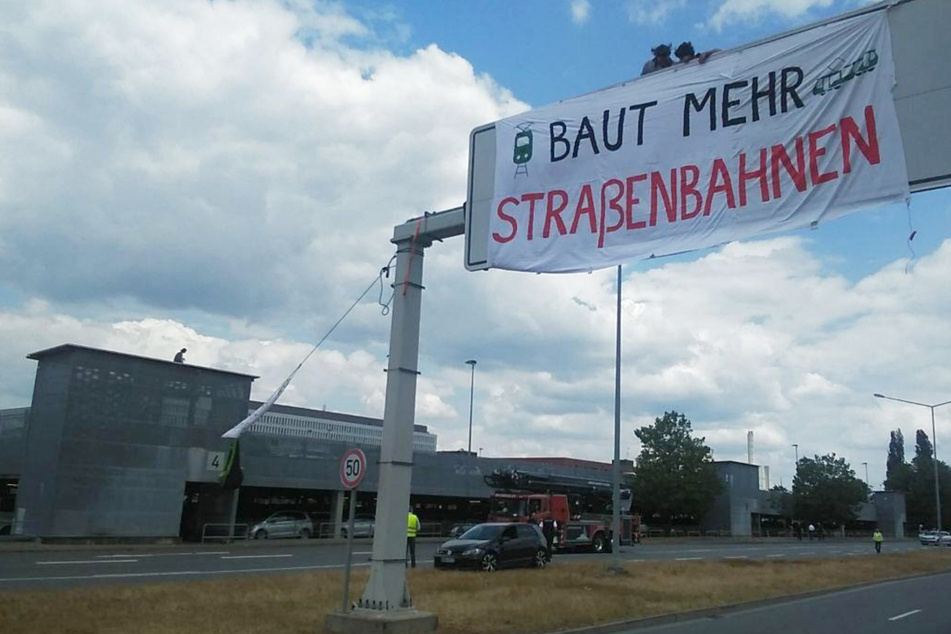"Baut mehr Straßenbahnen": Aktivisten blockieren Volkswagen-Hauptzufahrt in Wolfsburg