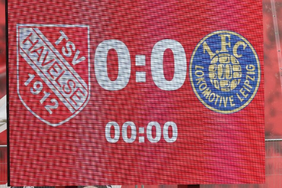 Die Anzeigetafel im Wilhelm-Langrehr-Stadion ist schon bereit.