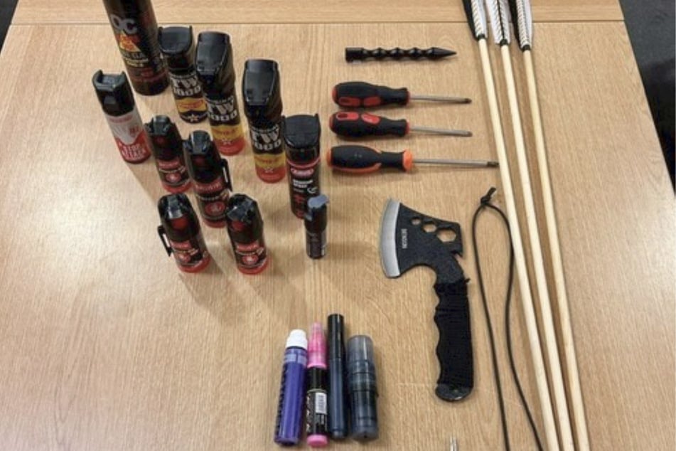 Einsatzkräfte stellten Messer, Reizstoffe und Hiebwaffen bei Reisenden sicher.