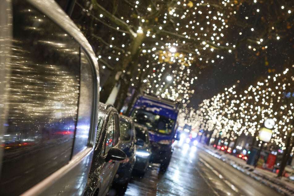 Wie schon im vergangenen Jahr fällt die Weihnachtsbeleuchtung am Kudamm weniger opulent aus.