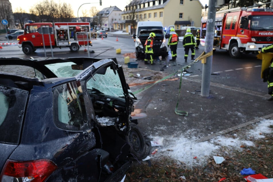 Die Kreuzung in Schneeberg verwandelte sich nach dem Crash in ein Trümmerfeld.