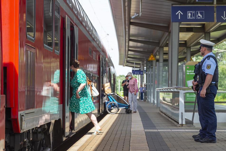 Polizeihauptmeister Thomas Bergel geht Streife auf dem Bahnsteig des DB-Haltepunktes Dresden-Reick.