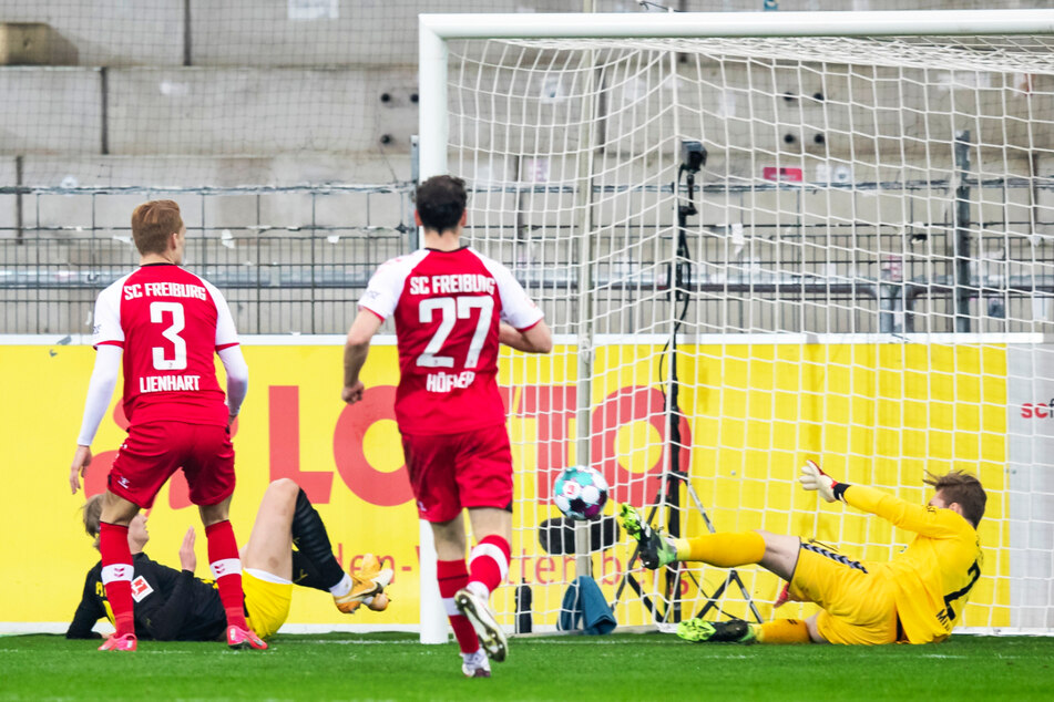 Was für eine Chance! Erling Haaland (2.v.l.) scheitert mit seiner Volleyabnahme aus zwei Metern am überragend parierenden SC-Keeper Florian Müller (r.).
