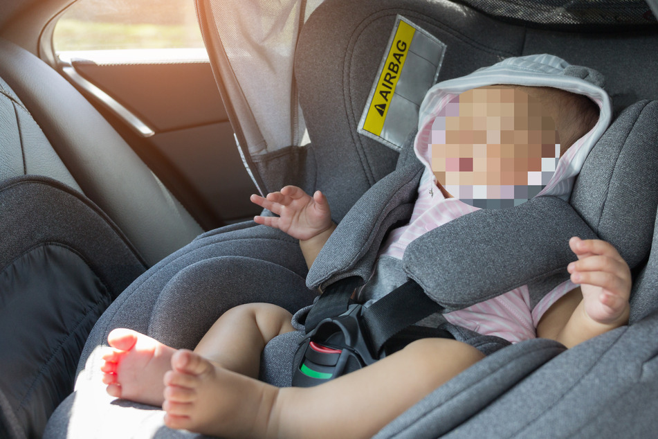 Polizei muss Baby bei sengender Hitze aus Auto befreien: Mutter völlig aufgelöst