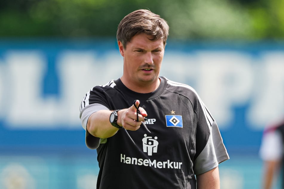 Da geht's lang: HSV-Coach Merlin Polzin (35) will am Montag mit seiner Mannschaft in die zweite Pokalrunde einziehen.