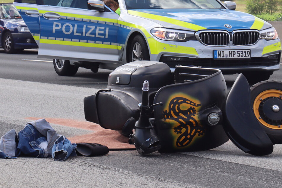 Das Foto zeigt die Vespa nach dem Unfall auf der A5 bei Frankfurt.