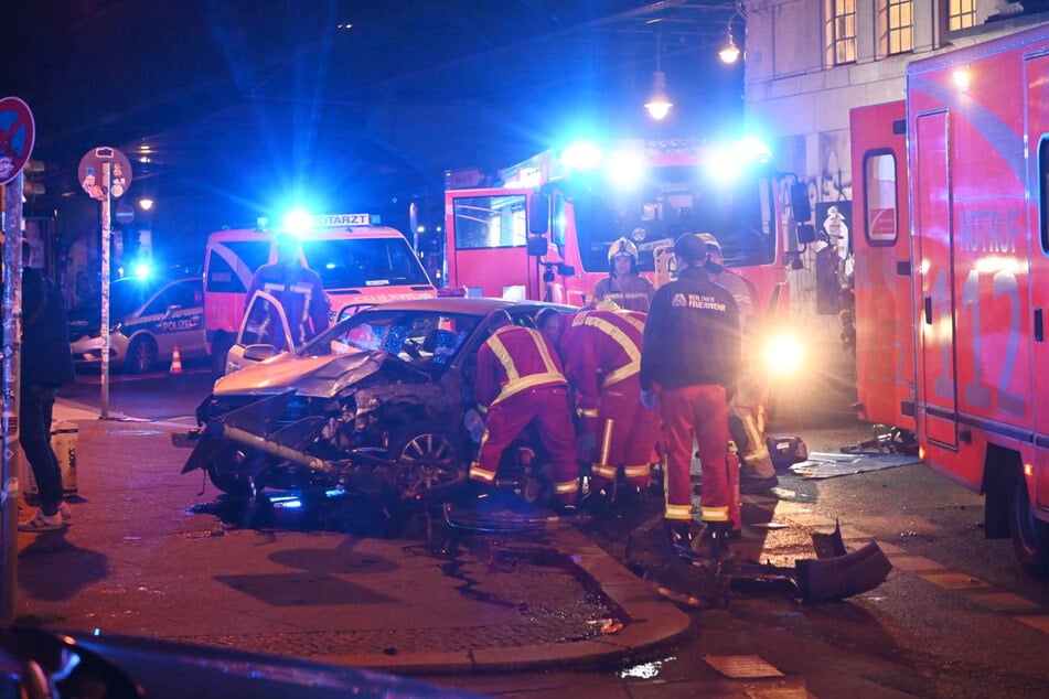 Die Einsatzkräfte mussten den Unfallfahrer aus seinem zerstörten Opel schneiden.