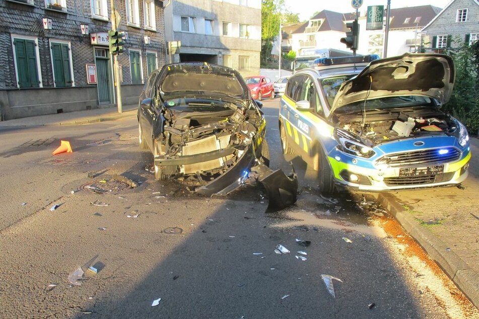 Nach dem Unfall mussten beide Fahrzeuge abgeschleppt werden.