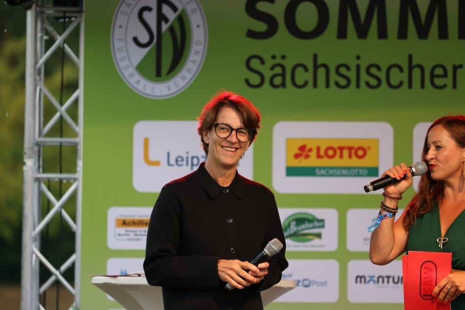 Als erste CEO eines Männer-Bundesligisten stand auch RB Leipzigs mächtigste Frau Tatjana Haenni (59, l.) auf der Bühne neben Moderatorin Friederike "Freddy" Holzapfel (47).