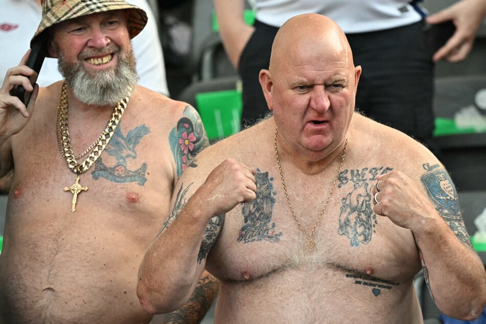 Die englischen Fans im Berliner Fußballtempel sind heiß auf das Endspiel.