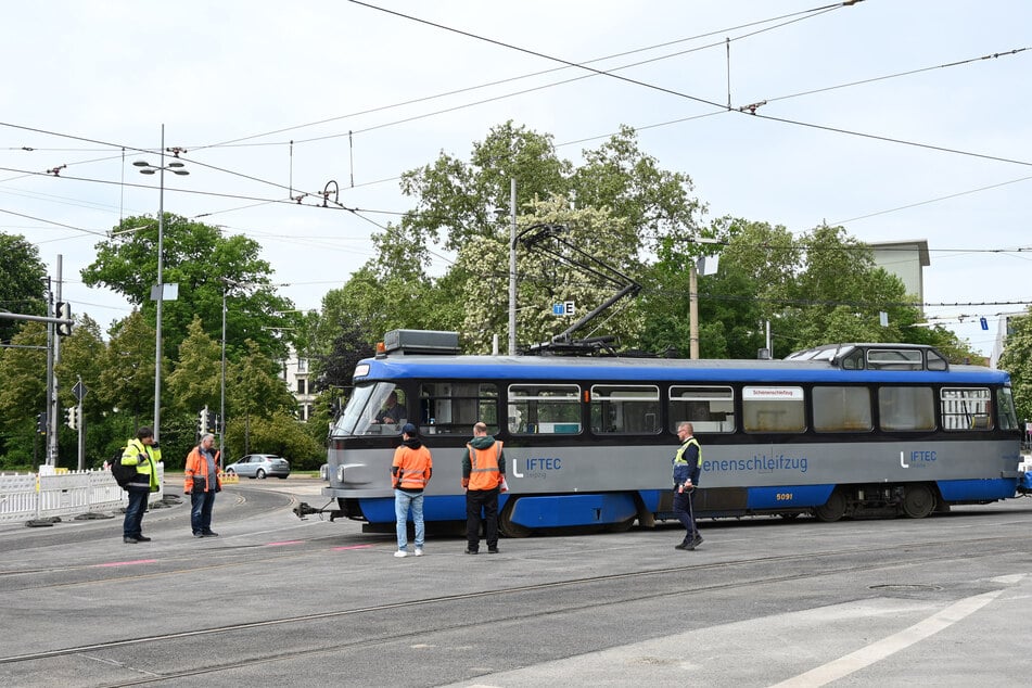 Am Freitag rollte schon der Schienenschleifzug wieder am Roßplatz entlang, seit Samstag fahren auch regulär wieder Bahnen.