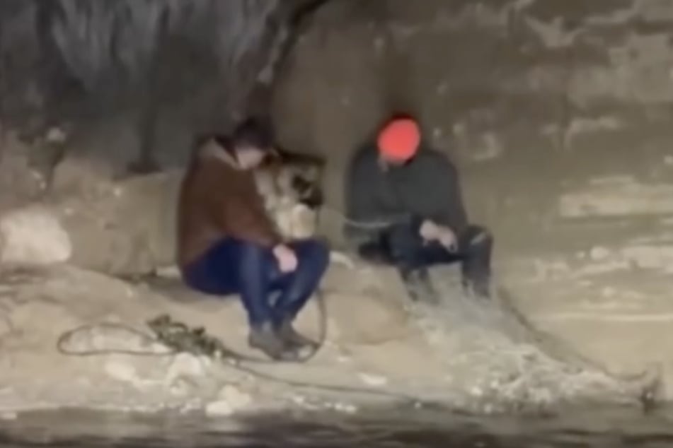 Nachdem die beiden Männer den Hund erreicht hatten, waren sie selbst in der Schlucht eingeschlossen.