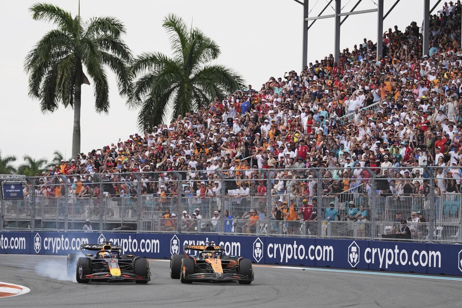 Oscar Piastri (r.) machte mächtig Druck auf Max Verstappen (l.). In Runde 14 zog der McLaren-Pilot vorbei.