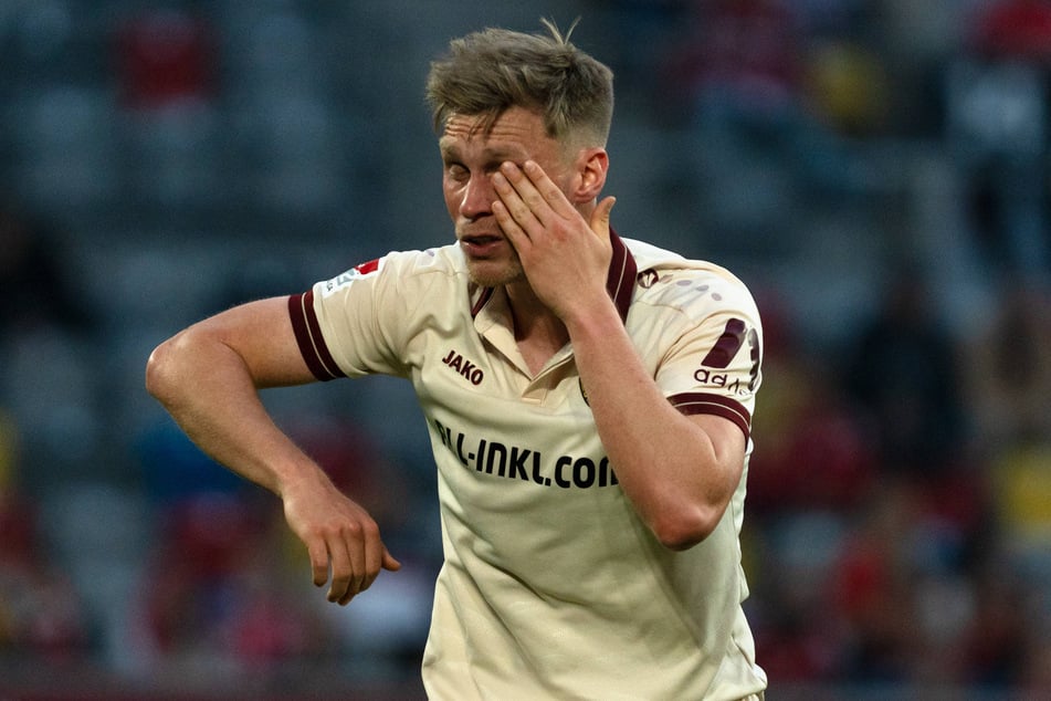 Jonas Sterner (23) bekam in Düsseldorf die Hand von Cedric Itten ins Gesicht. Der Außenverteidiger konnte das Krankenhaus aber noch am Freitagabend wieder verlassen.