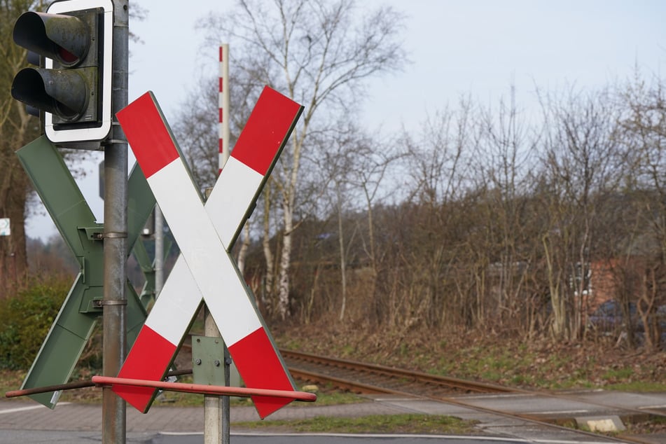 An einem Bahnübergang in Bobritzsch-Hilbersdorf (Landkreis Mittelsachsen) hätte es am Donnerstag fast eine heftige Kollision gegeben. (Symbolbild)