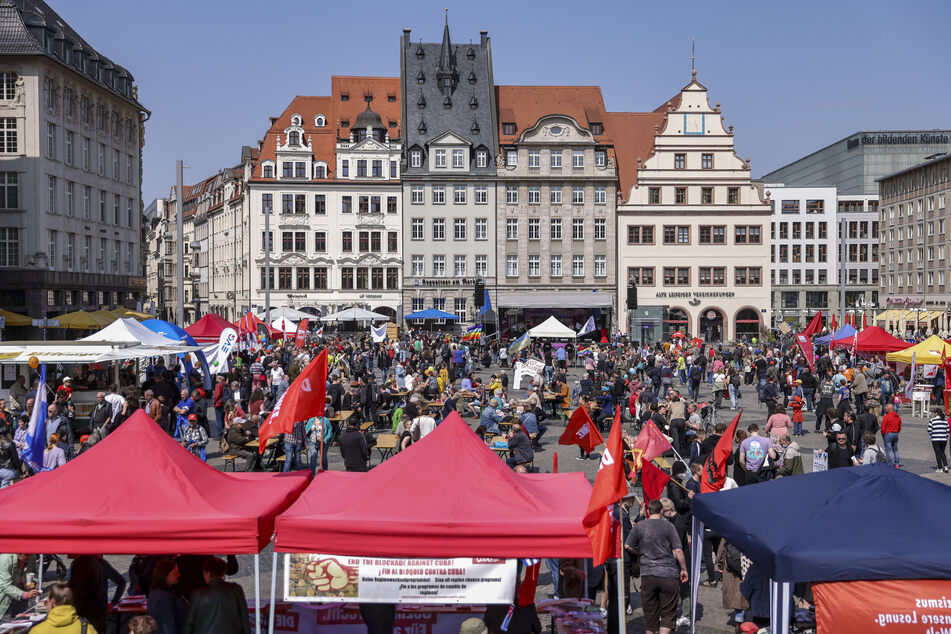 Zahlreiche Parteien, Gewerkschaften und Verbände präsentierten sich auf dem Marktplatz in Leipzig.