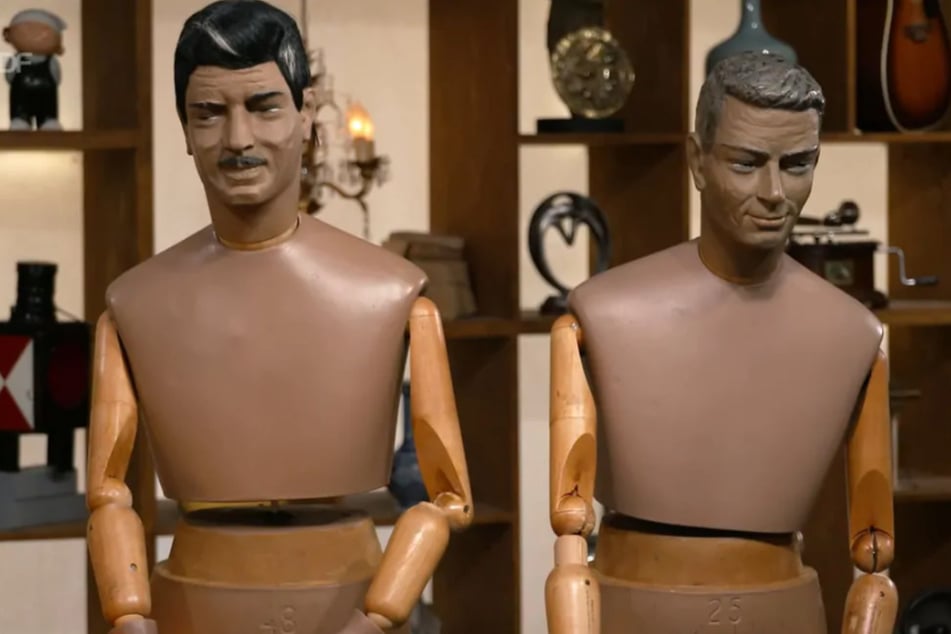 Das Duo stammt aus der Geschäftsauflösung eines Herrenausstatters und sollte eigentlich bereits im Müll entsorgt werden.