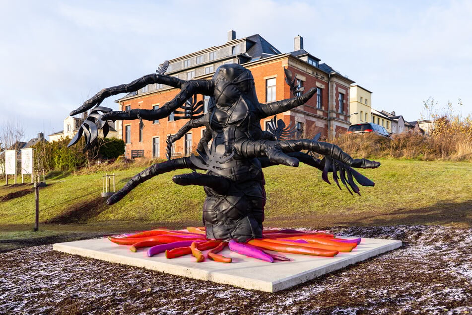 In den vergangenen Tagen haben Unbekannte die Skulptur "Delicious Monster" in Limbach-Oberfrohna beschädigt.