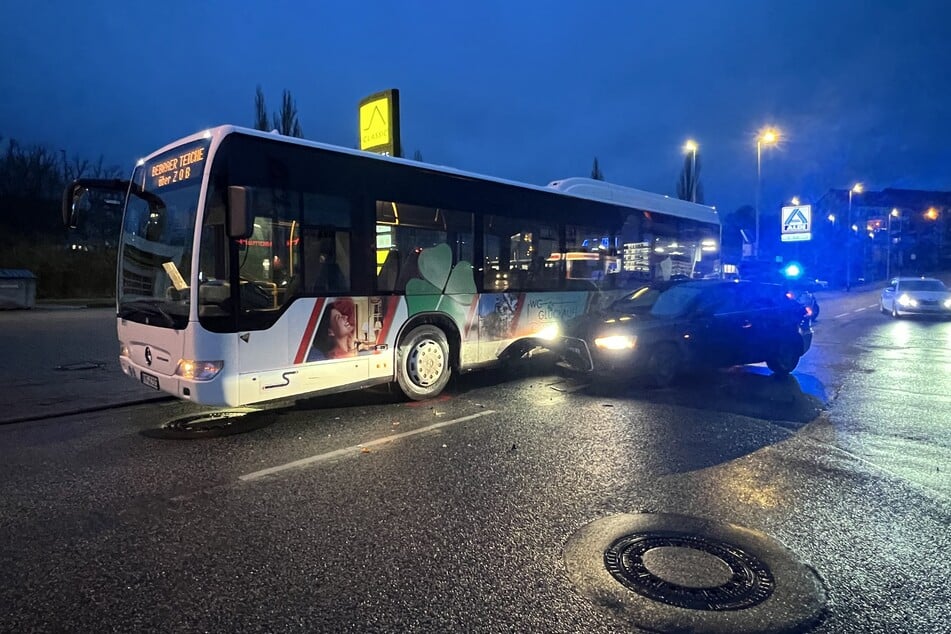 Am frühen Donnerstagmorgen war der Autofahrer in einen Linienbus gefahren.