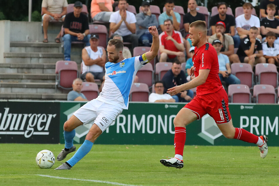 Tobias Müller (l.) verlor am Freitagabend mit seiner Mannschaft gegen Meuselwitz. Jan Halasz (r.) schoss das 0:1.