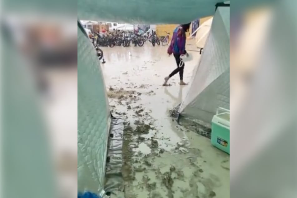 Die Festival-Besucher müssen sich mit einer Menge Schlamm herumschlagen.