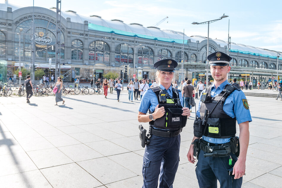 Polizeihauptmeisterin Nadine Schymski (41) und Polizeioberkommissar Jan Bausa (26) bestreifen nun regelmäßig das Gebiet rund um den Wiener Platz.