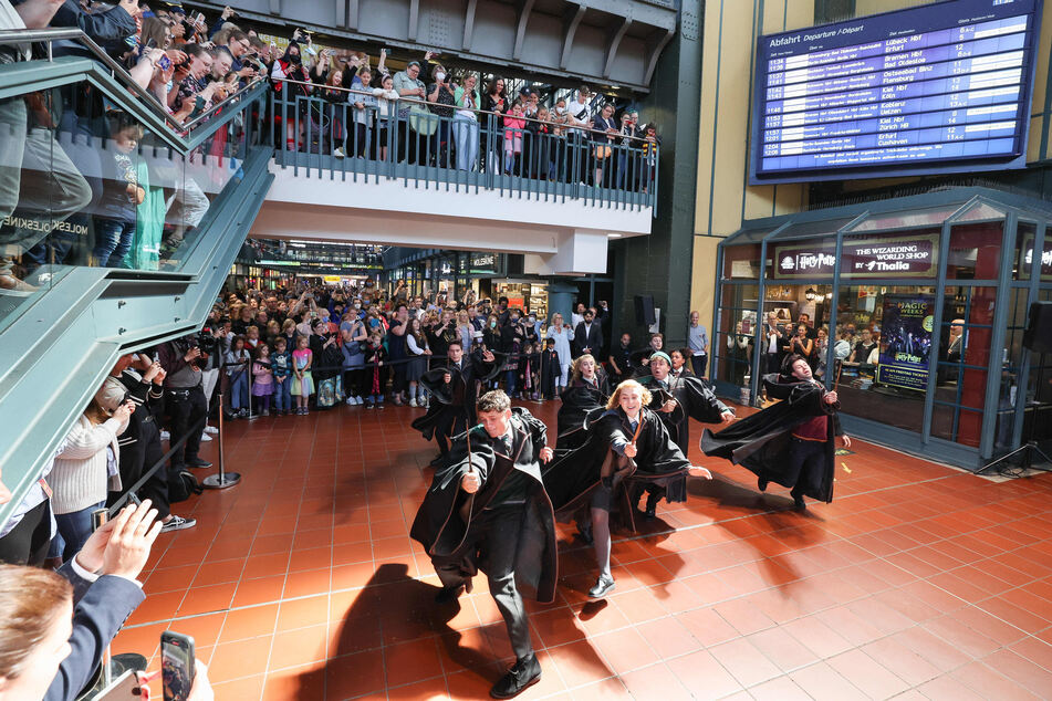 Die Darsteller des Theaterstücks "Harry Potter und das verwunschene Kind" führten am Montag eine kurze Szene im Hamburger Hauptbahnhof auf.
