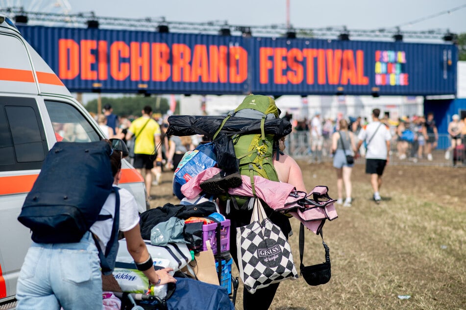 Die Festival-Besucher schlagen ihre Zelte auf dem Camping-Platz auf. (Archivfoto)