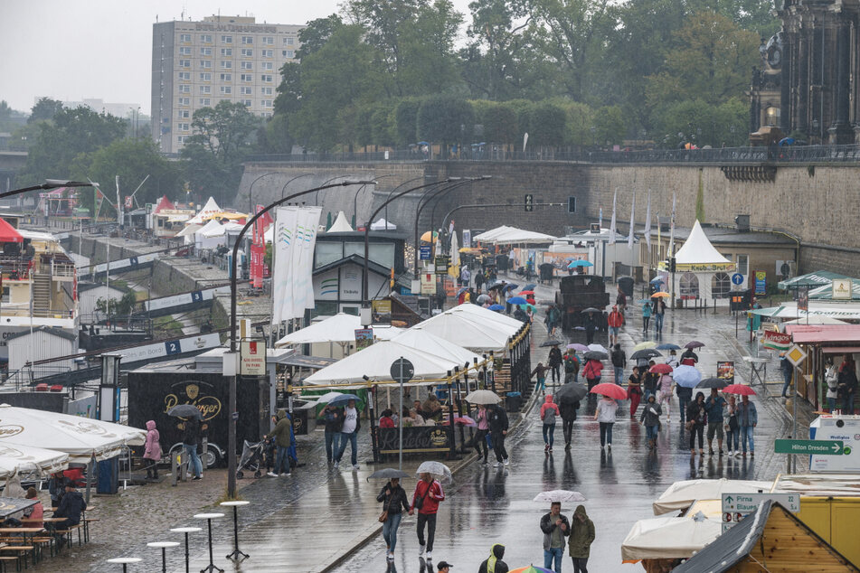 Der ganztägige Regen am Samstag ließ weniger Besucher an die Elbe kommen als erwartet.