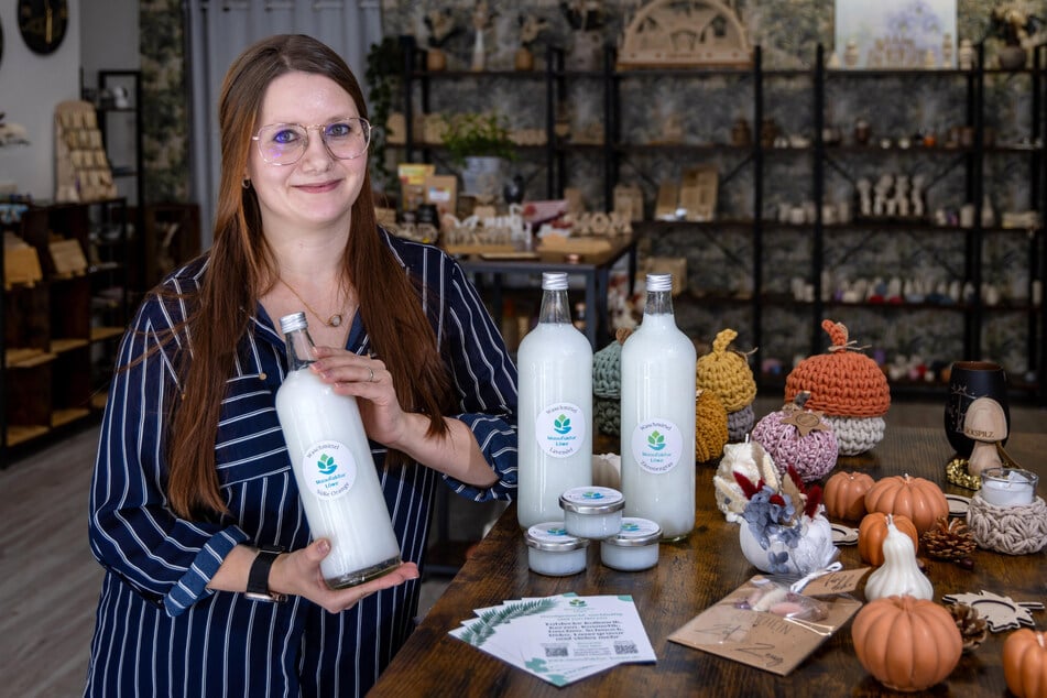 Inhaberin der "Manufaktur Löwe" Vivien Löwe (30) zeigt ihr selbstgemachtes Waschmittel.
