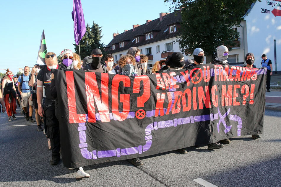 Klimaaktivisten starten bei einer Demonstration am Sonnabend, 13. August, mit Fahnen und Transparenten am Volkspark.