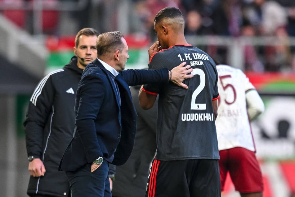 Felix Uduokhai (29, r.) ist nach der Roten Karte gegen seinen Ex-Klub untröstlich gewesen.