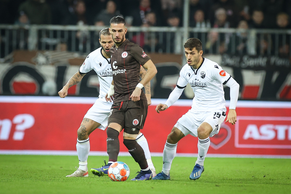 St. Paulis Linksverteidiger Leart Paqarada (M.) zeigte gegen seinen Ex-Verein eine auffällige Leistung. Hier behauptet er sich gegen Sandhausens Dennis Diekmeier (l.) und Bashkim Ajdini.
