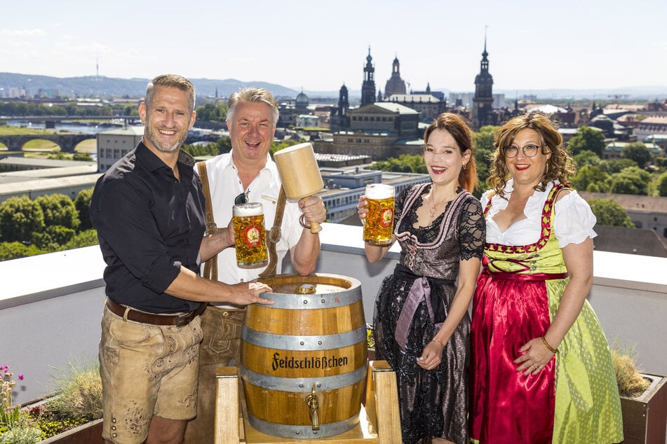 Freuen sich auf das 10. Pichmännel Oktoberfest (v.l.n.r.): Frank Haase (47) von Feldschlößchen, WOK-Gastronom Andreas Wünsche (59) und seine Service-Profis Swaantje Bär (32) und Manja Rabe-Kalms (42).