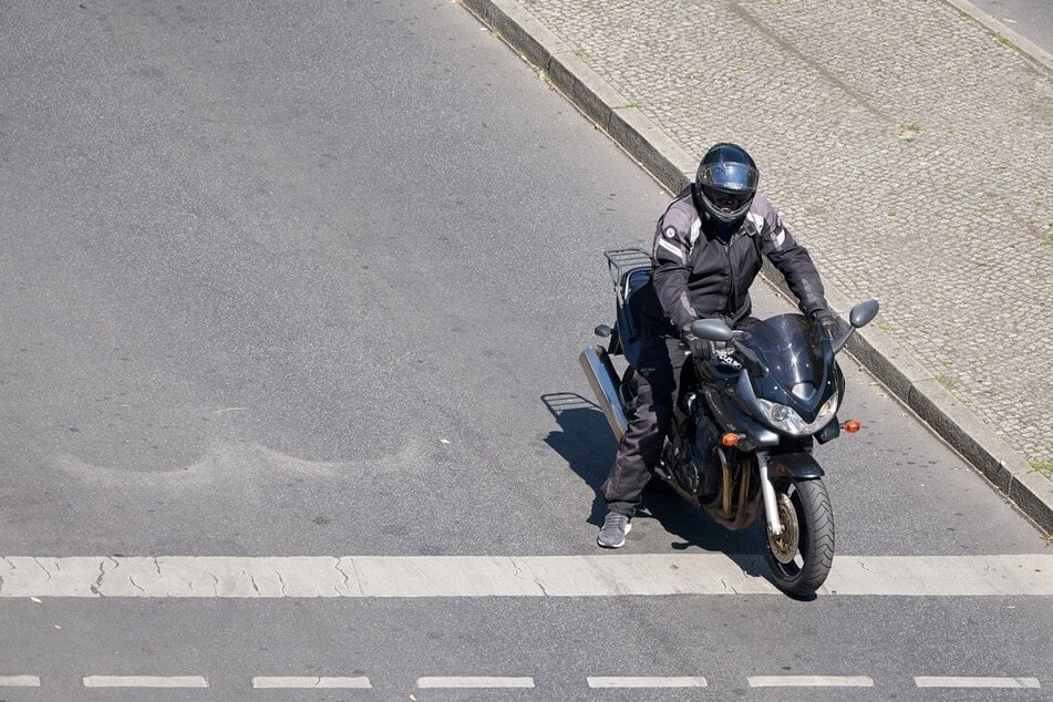 Als die Polizisten den Motorradfahrer anhalten wollten, gab er Gas. (Symbolbild)