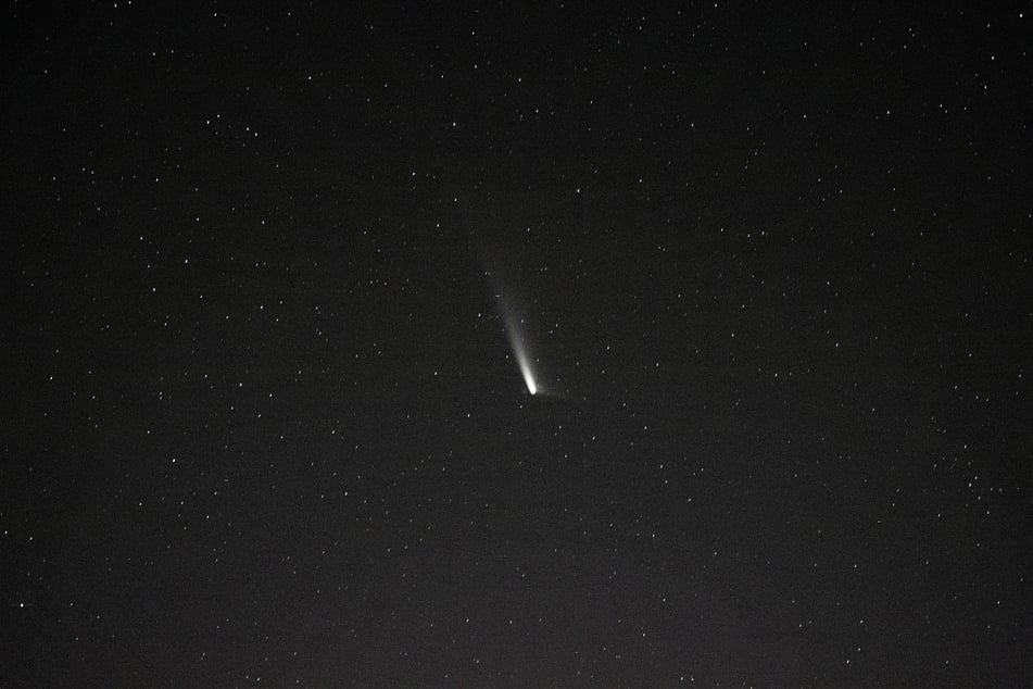 The comet Tsuchinshan-Atlas can probably be seen in the evening sky even without binoculars.