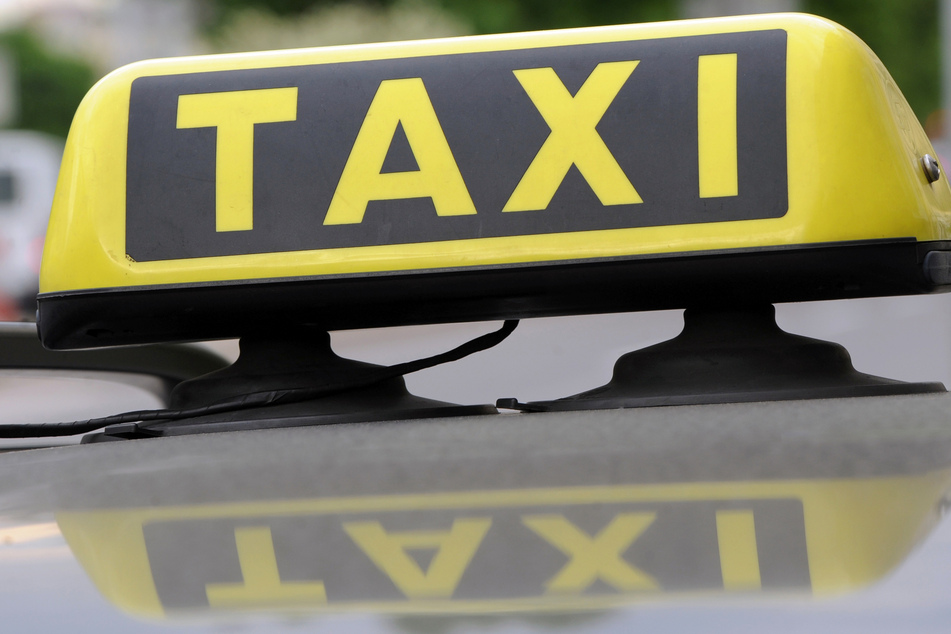 In der Nacht zu Sonntag wurde in Chemnitz ein Taxifahrer von einer Gruppe junger Männer angegriffen und verletzt. (Symbolbild)