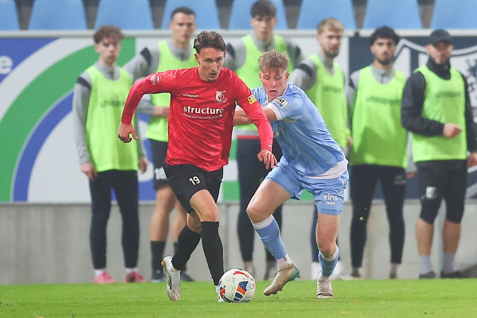 Auch Altglienicke-Spieler Jonas Saliger (l.) lochte zweimal ein.